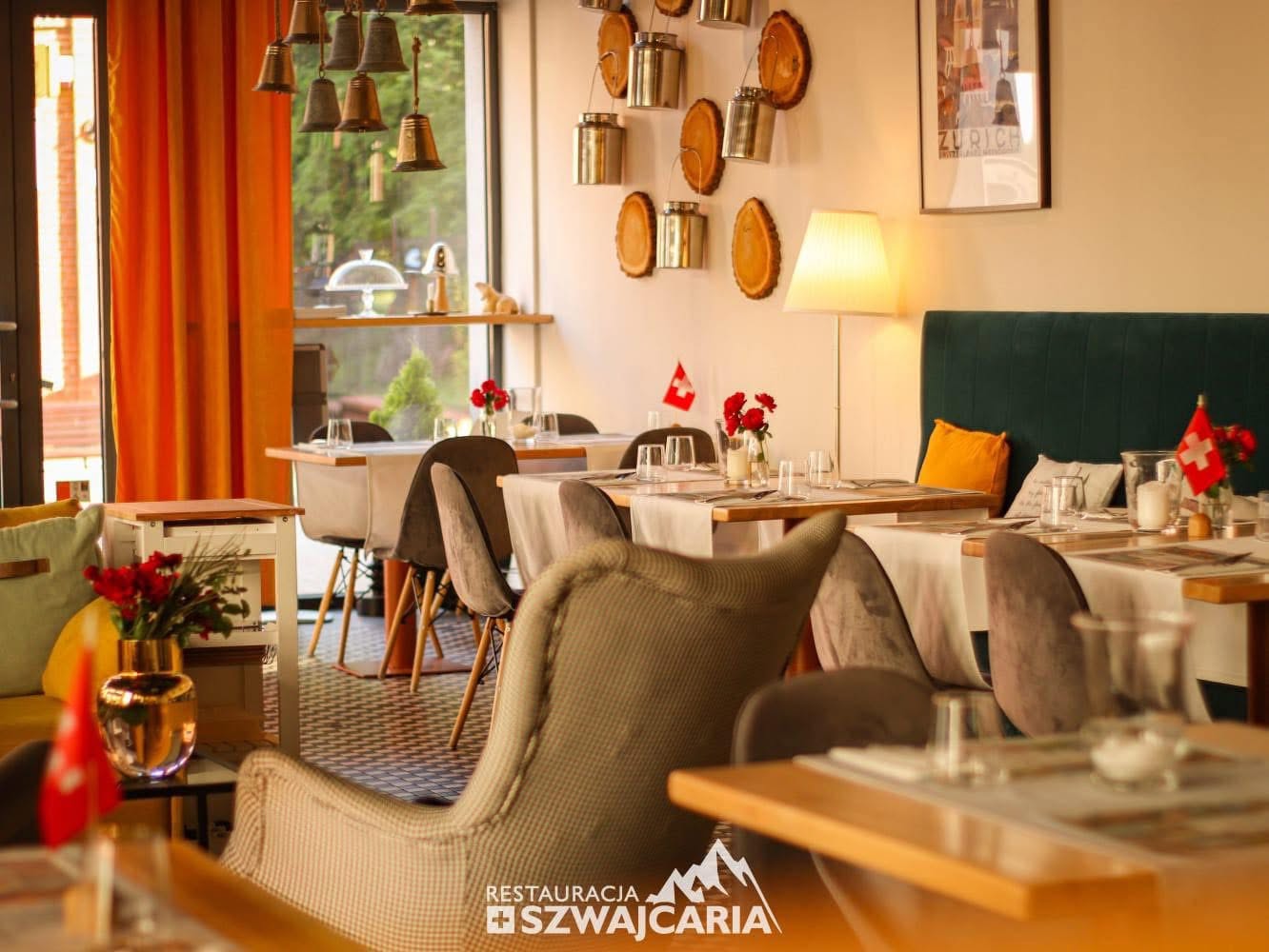 Wnętrze restauracji ze szwajcarskimi akcentami